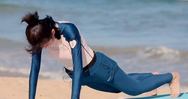 但是乔欣穿着潜水服,女教练和其他女孩在冲浪都穿着泳衣她