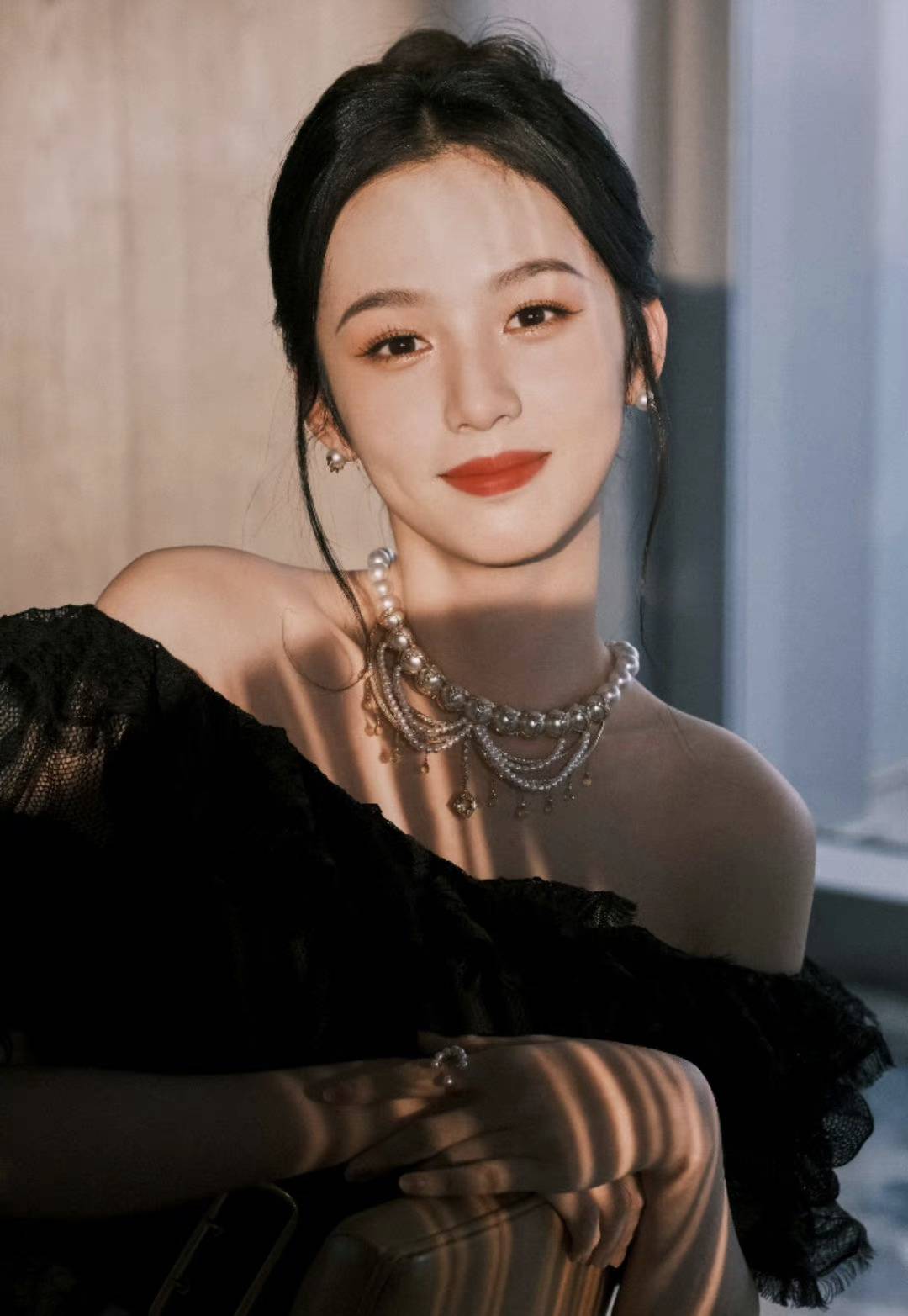 周也证件照被盗用引热议,网友直言:还好不像景甜那样!_管理_校花_广告