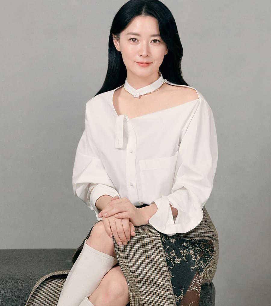 李英爱才是"真女神",穿白色连衣裙优雅高贵,不惊艳但端庄稳重_亮点