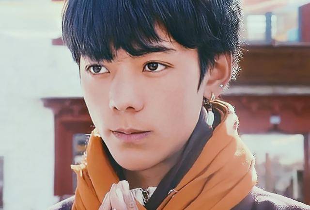 康巴汉子丁真签约公司后,账号首日吸粉超百万,土气视频被吐槽_理塘县