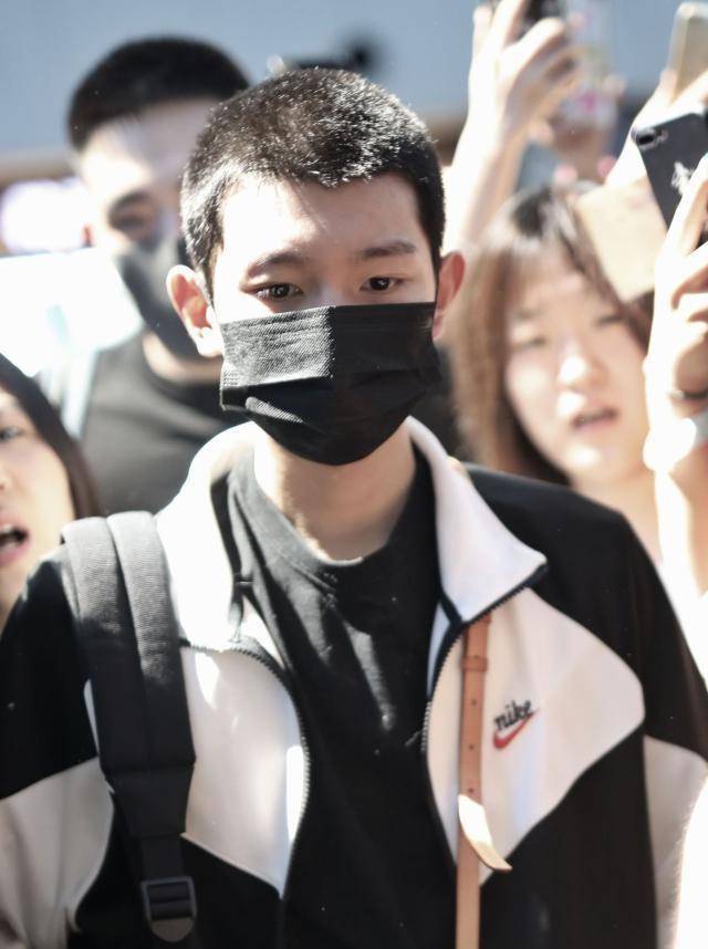 理寸头前往伯克利,王源发文告别粉丝,娱乐圈真舍得这么放弃?