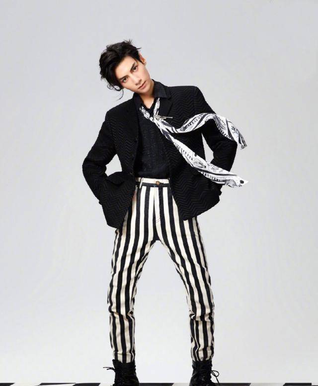 罗云熙出席盛典,穿灰色西装配立领衬衫,中式造型儒雅又帅气!