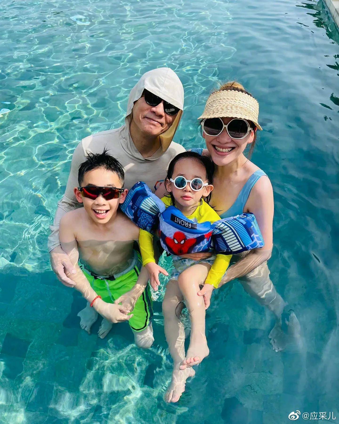 应采儿晒一家四口庆节日,泳池玩水好欢乐,抱俩儿子笑家庭生赢家_hoho