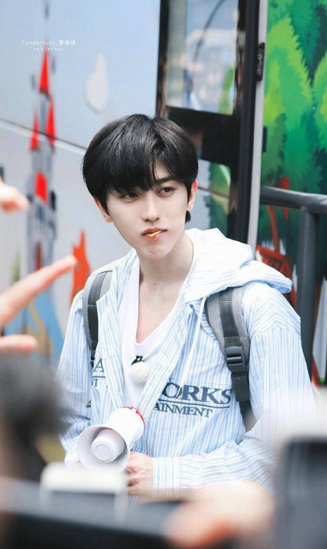 蔡徐坤呆萌,郭麒麟憔悴,郑恺腹肌变肥肉_节目_宋雨琦_黄旭熙