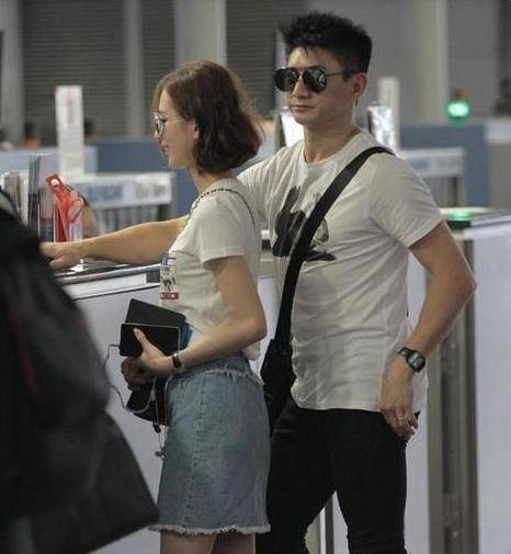 刘诗诗吴奇隆同框出镜,两人穿起情侣装,更像是20岁出头的小情侣_造型