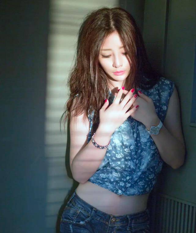 "葡萄藤"牛仔短裤搭配露背上衣,柳岩女神尽显本色!_时尚_衣服_网友