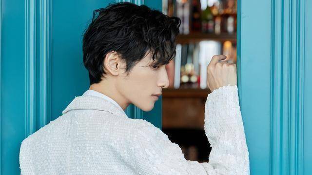 罗云熙33岁生日将至,两部新作开拍在即,天妃的心愿一致_衣行_行程