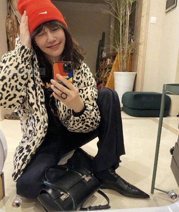 白百何深夜与好友聚餐,打扮随意当众抽烟抠鼻,头发凌乱显邋遢_画面