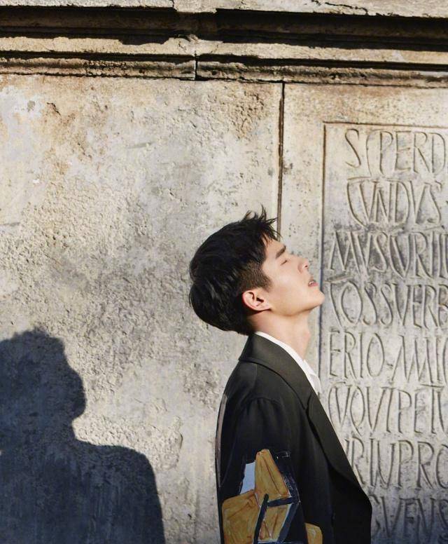 刘昊然暖笑杀伤力有多大:几组国外写真照领略"余威"_笑容_质疑_生活