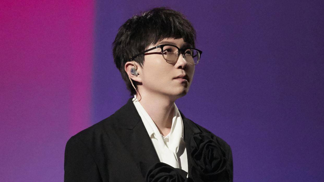 第五位登场的金志文,选择翻唱了难度很高的《人世间》同名ost,笔者