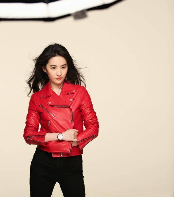 刘亦菲美出天际,穿大红色外套搭配白衬衫,红红火火美出圈显气质_样子