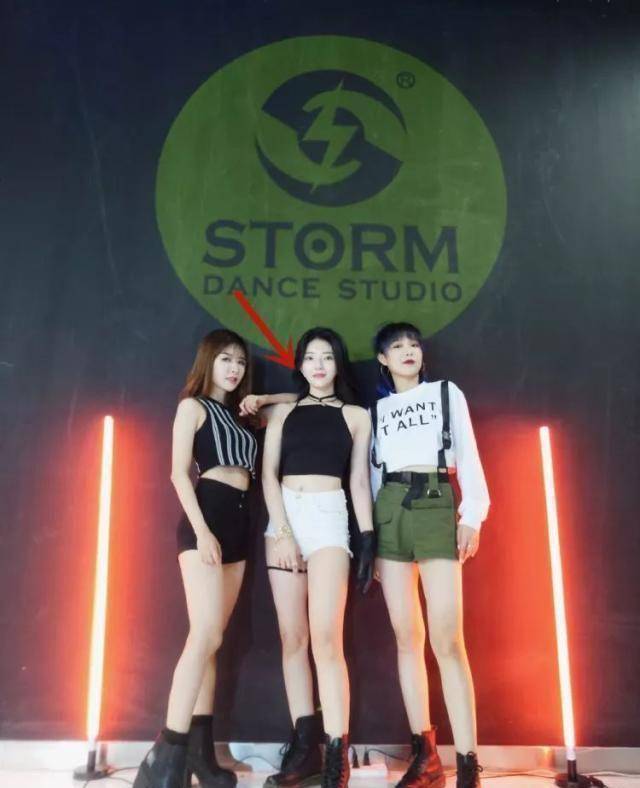 妹子现在长这样:白卉子是北电毕业的(邓伦是上戏),翻了翻出道以来的