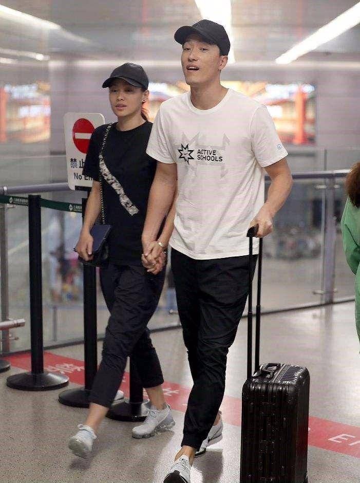 刘翔夫妇走机场,同穿"多啦a梦"好甜腻,吴莎扎个朝天啾显年轻_互动