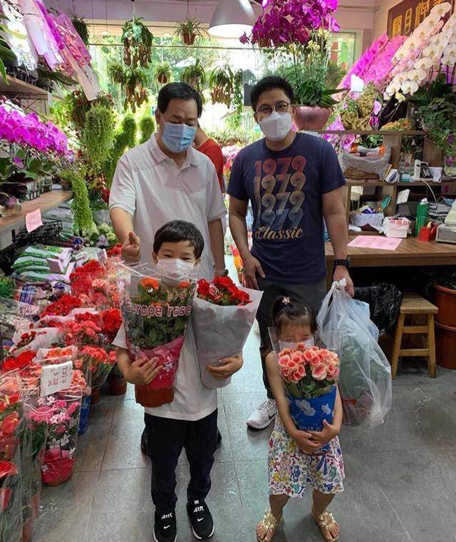 父女互动画面温馨有爱_霍中妍_生日_夫妇俩