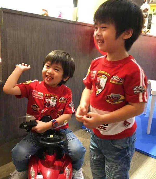 双胞胎儿子庆祝3岁生日,小儿子成功抢镜画面太搞笑_陈若仪_kyson_衣服