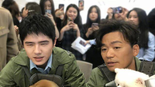 然而有趣的是,刘昊然和王宝强在电脑面前呈现出两种迥然不同的状态