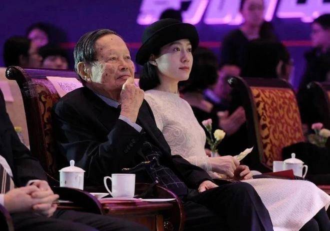 老人翁帆罕见家族照，翁帆开心像小女人，老人满脸笑容很深情-翁帆家族简介