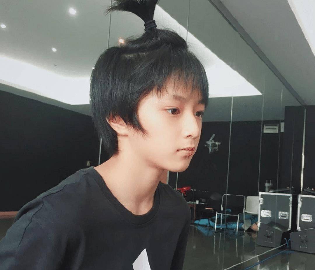 刘耀文迎来十六岁生日,发文告别十五岁,创作新歌送给大家_个子_因为