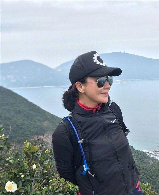 刘嘉玲晒爬山照片被赞:快乐简单,像你这样不老可挺难!