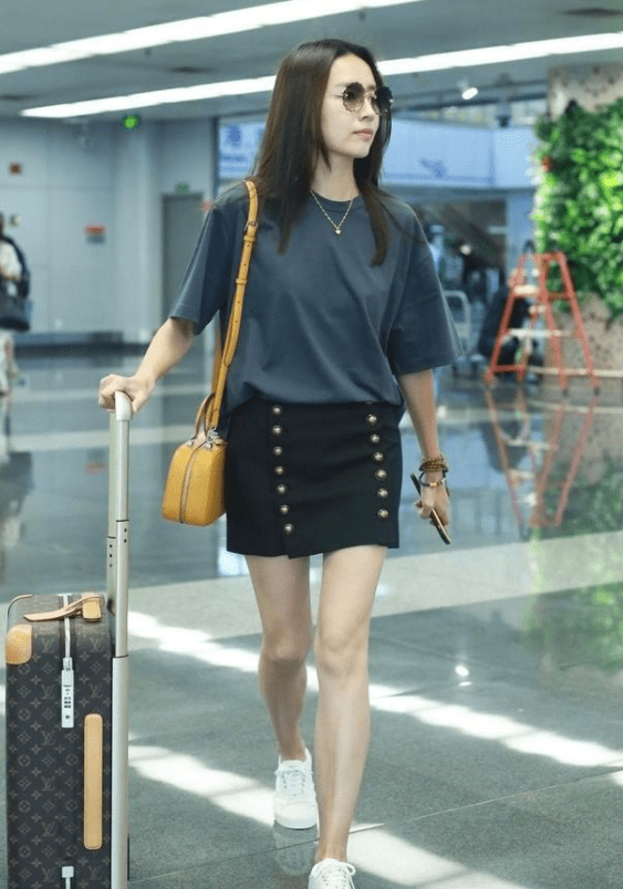 41岁董洁身材太苗条,穿短裙腿瘦成竹竿,12岁儿子脸盘清秀很有范