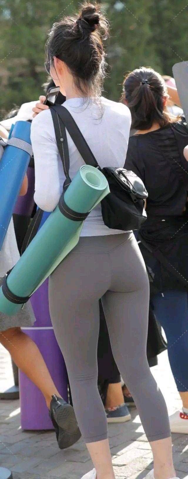 流行中的"瑜伽裤",塑造出凹凸曲线曼妙的身姿,女孩们都喜欢_效果_瑜珈