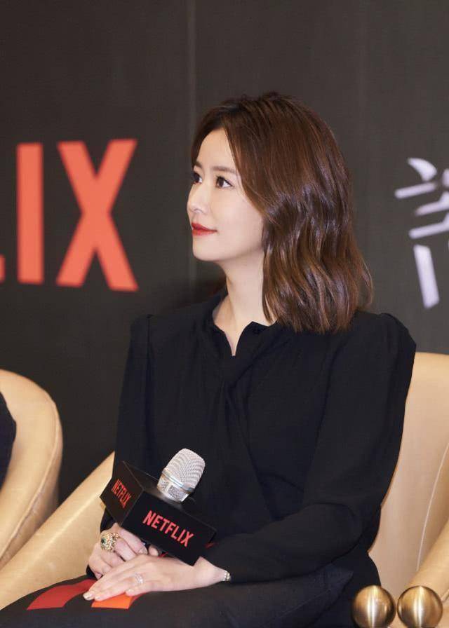 林心如出席活动秀美腿,手上的鸽子蛋钻戒格外吸睛_镜头_连衣裙_样子