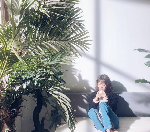 马思纯终于找对风格,穿校服风套装活力无限,成熟和青春的结合_校园