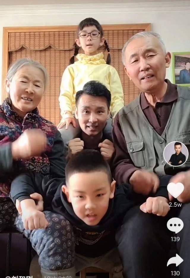刘和刚一家五口叠罗汉唱歌,闺女骑在爸爸脖子上,大帅长相似父亲_战扬