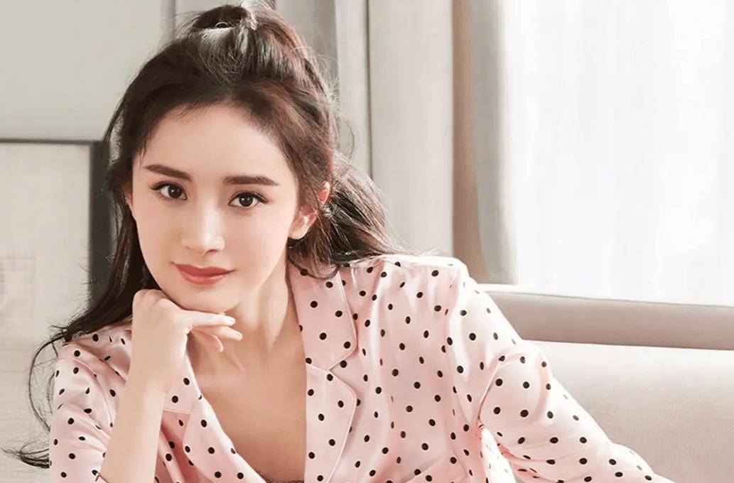 而且,小糯米于2022年出生,而2022年恰巧又遭遇疫情,就算杨幂想要去