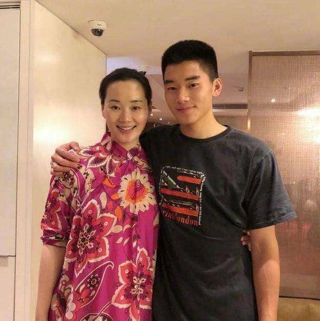 林依轮才是"人生赢家",大儿子是超级学霸,小儿子是国际名模_身材_服装