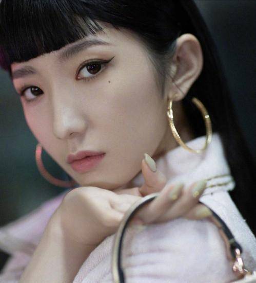 孟美岐齐刘海出活动!粉色麂皮外套 网格内搭,个性十足!