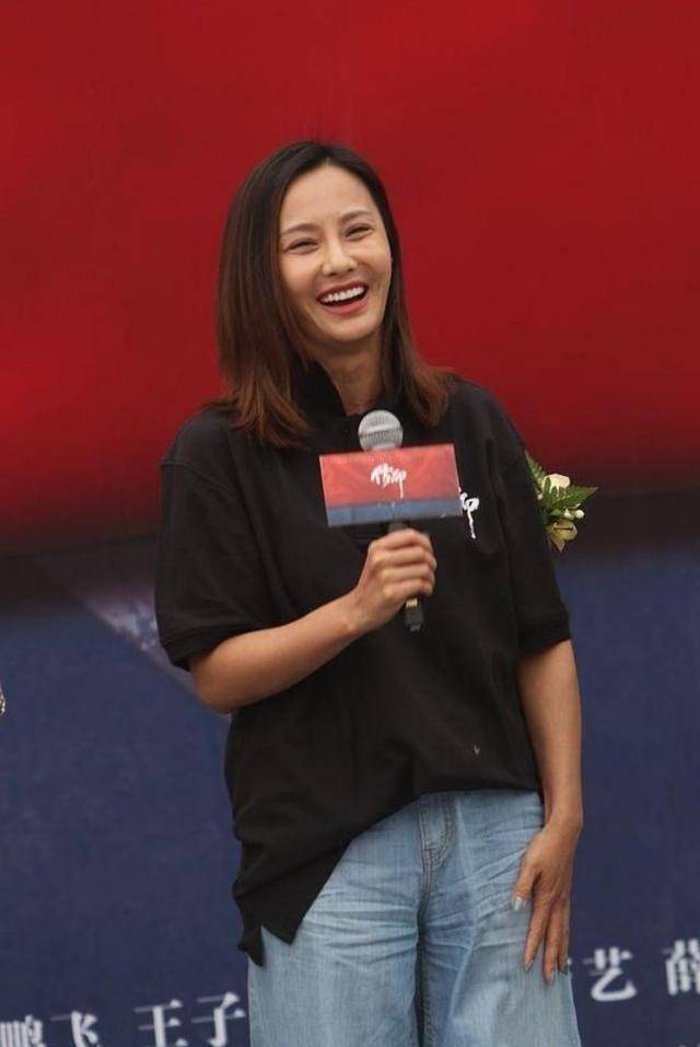 马雅舒穿着挺简单的,不介意穿黑色t恤配牛仔裤,吴奇隆真没眼光_风格