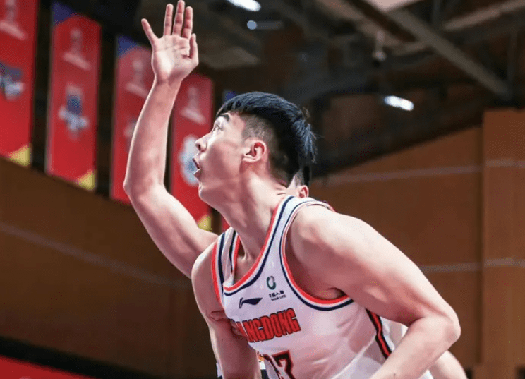 广东报价外援新前锋,杜锋要挖2巨头,胡明轩留洋,睢冉再被否定_丁彦雨