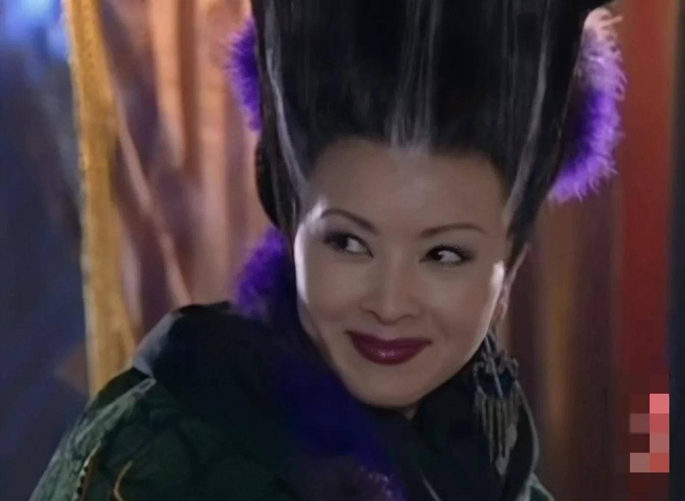 周洁还扮演过《宝莲灯》中千年狐狸"姥姥",这个装扮一般人还真认不