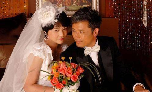 苗侨伟夫妇开心贺儿子毕业,罕见晒出一家四口合照_戚美珍_老婆_魅力