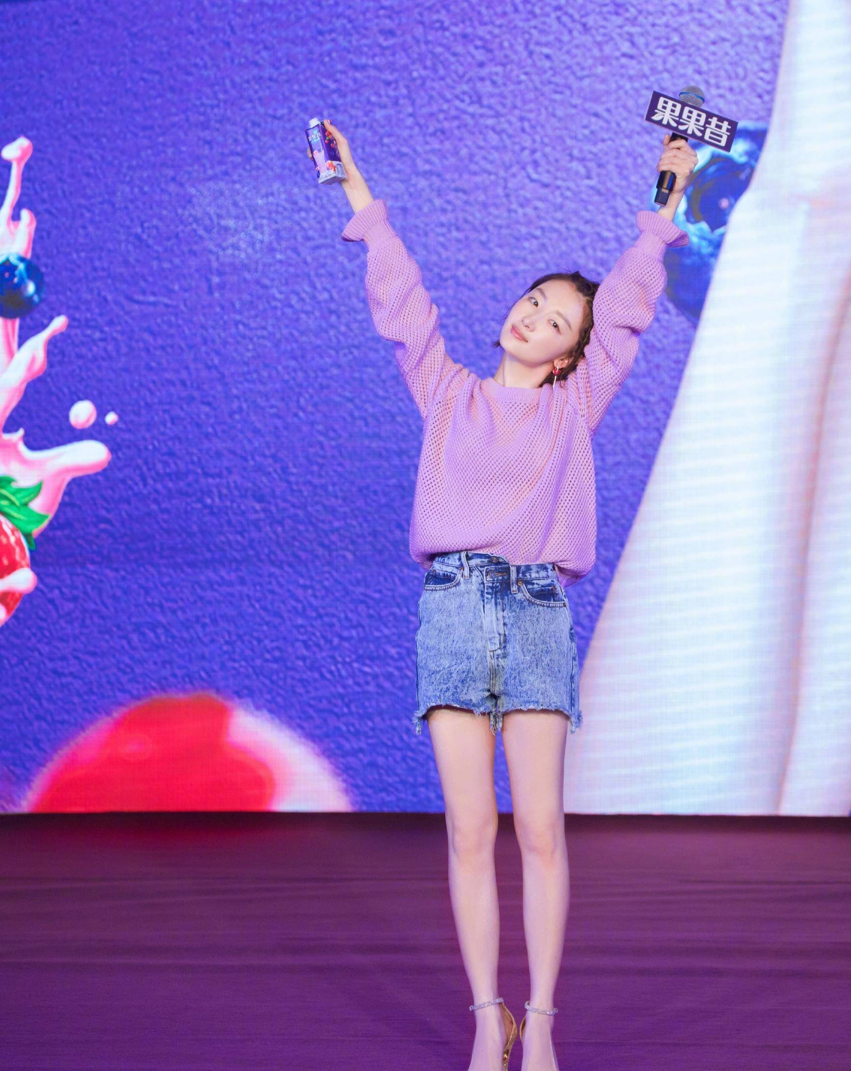 周冬雨女生男相,戴上帽子缺点太明显,但身体柔软居然能下一字马_时尚