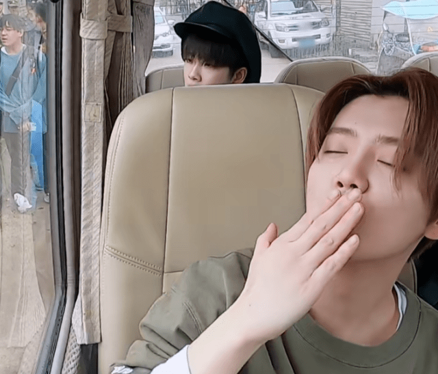 鹿晗在村里吃饭,挨着乡亲们时他的动作被网友怒怼:嫌弃你就走_村民