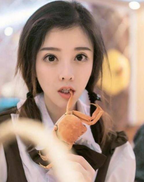 明星的"女仆装",惊现女装大佬,现实版"金刚芭比"太辣眼!