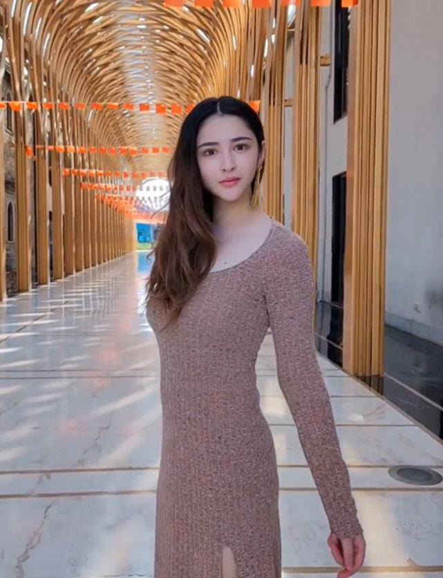 李心艾瘦身成功后,穿玫瑰婚纱在路上狂奔,路人看得