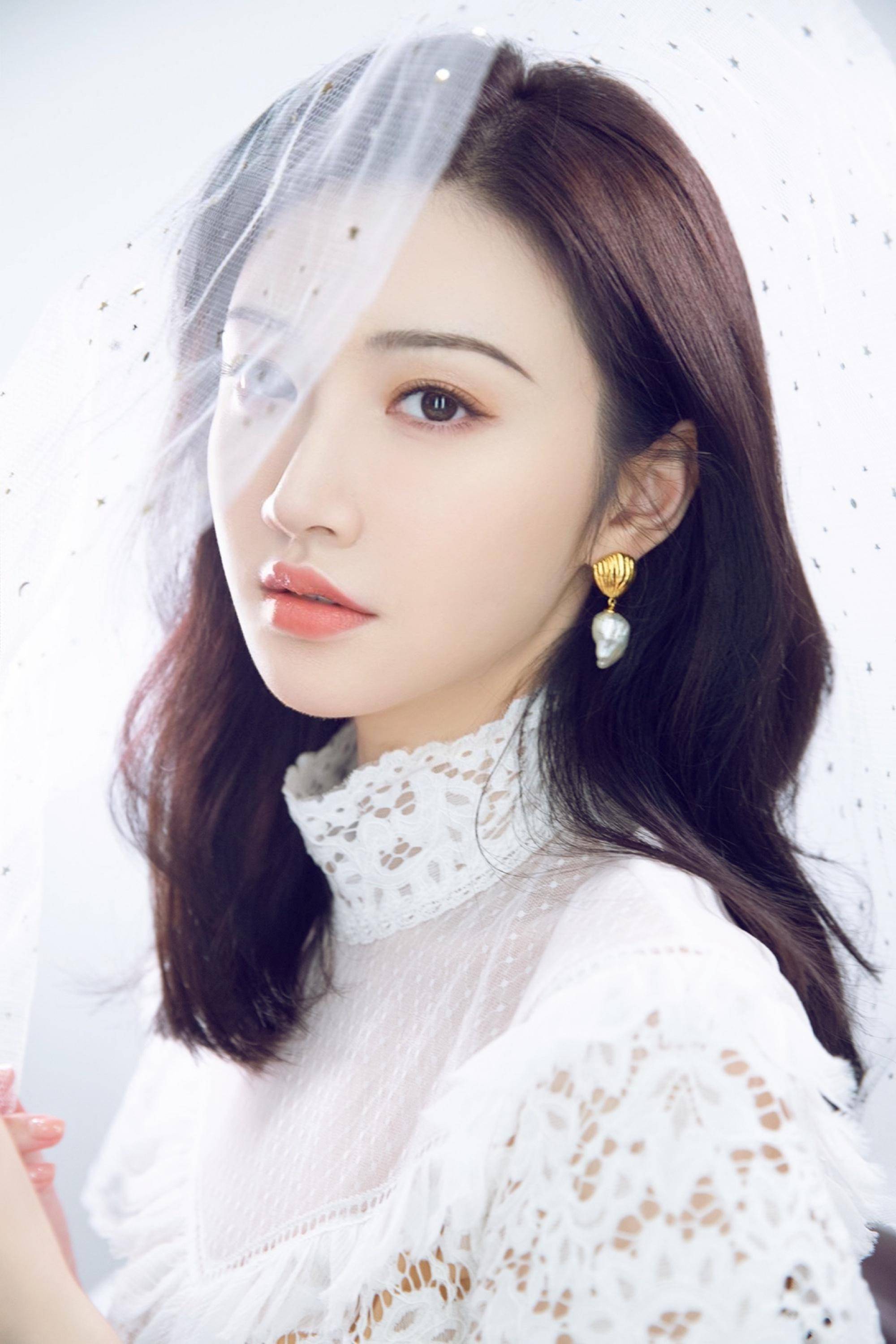 她长相艳丽,眼睛又大又圆,眉毛微挑,给五官增色不少,整个人透着一股