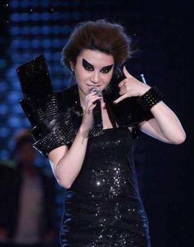 明星奇葩造型:范丞丞头顶爱心,张卫健变"公鸡",谢娜有些辣眼_那英