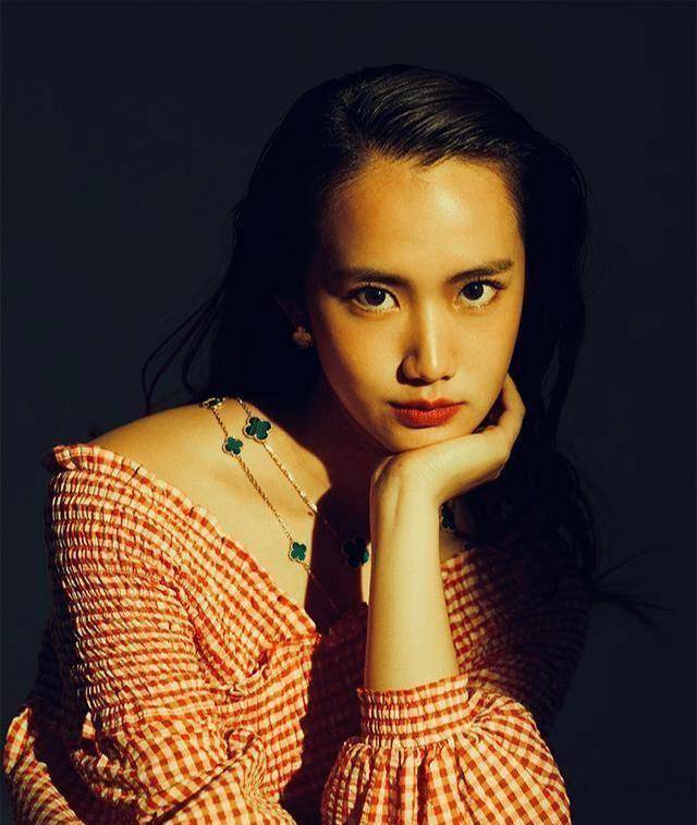 骆达华女儿长大了,20岁成美女学霸,妻子也是高颜值_骆欣_长相_卢燕