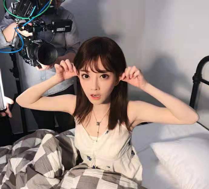 火了,细腰长腿赤足太吸睛,冯提莫睡衣装俏皮可爱_穿着_好身材_床上