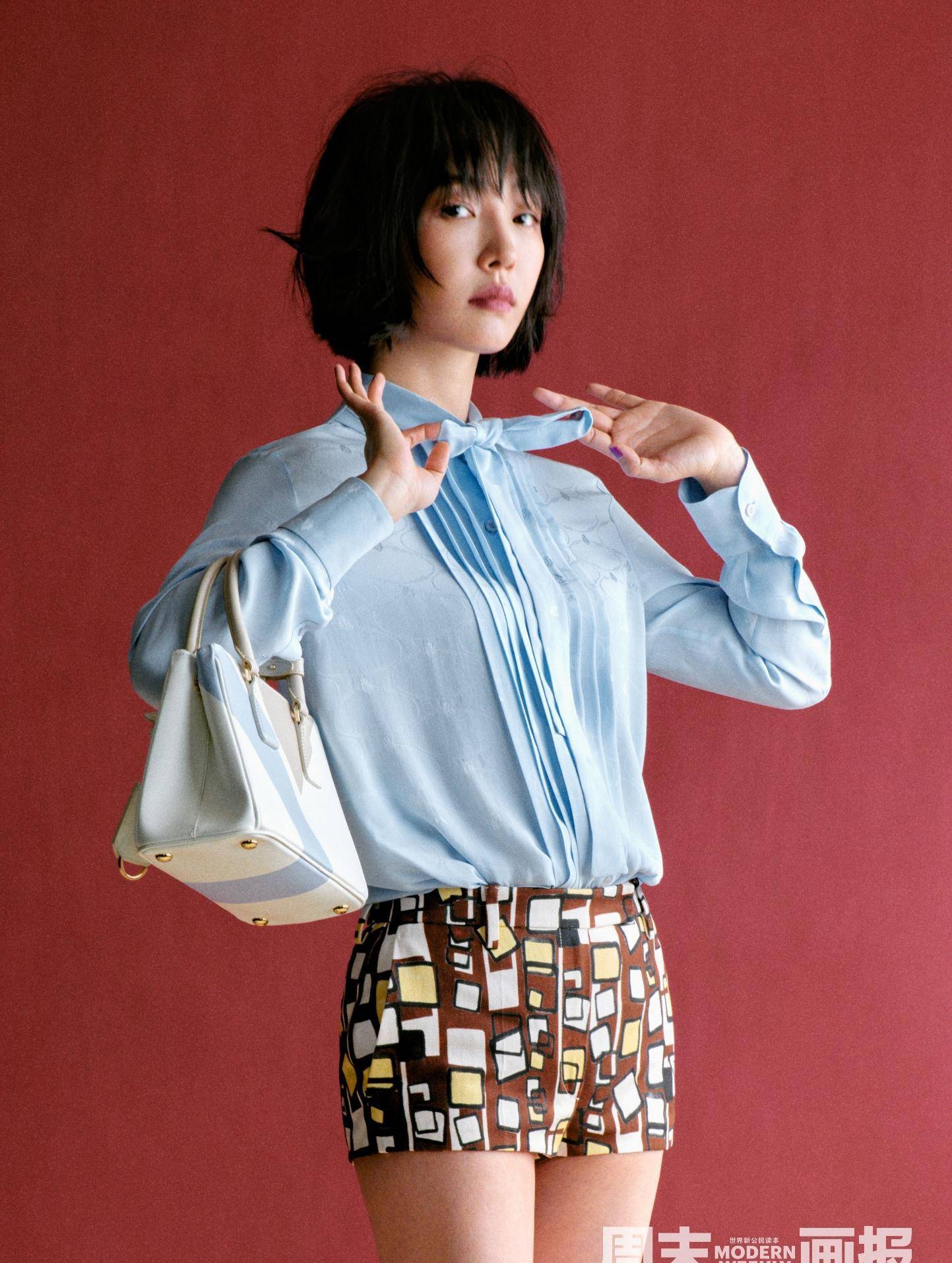 封面上,白百何一头短发,身穿蓝色乡村衫搭配印花热裤,黑色袜子,黑色