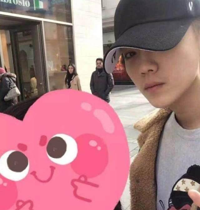 鹿晗关晓彤在维也纳街头甜蜜同行,女方穿着上一次约会时的衣服!