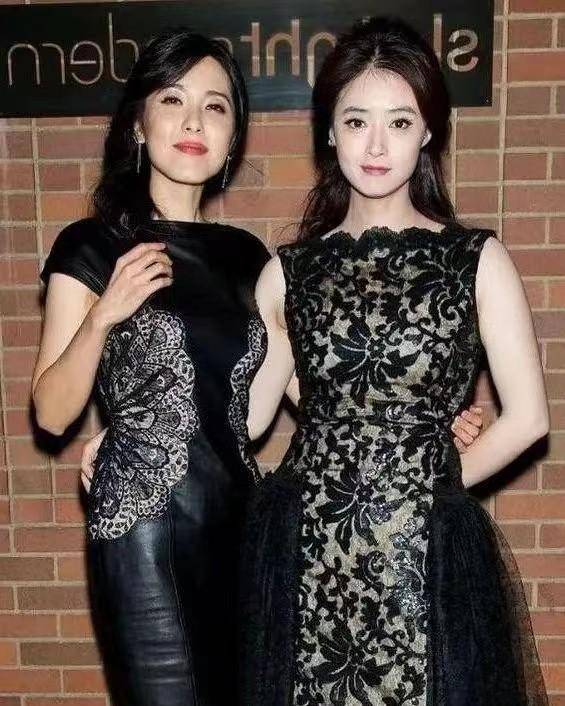 40岁的蒋欣和47岁的曾黎同框,冷白皮和普通白皮的肤色差异一目了然