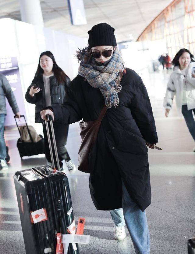 倪妮眉头紧皱走机场,黑色羽绒服配格纹围巾,嘟嘴卖萌太可爱_时尚_气质