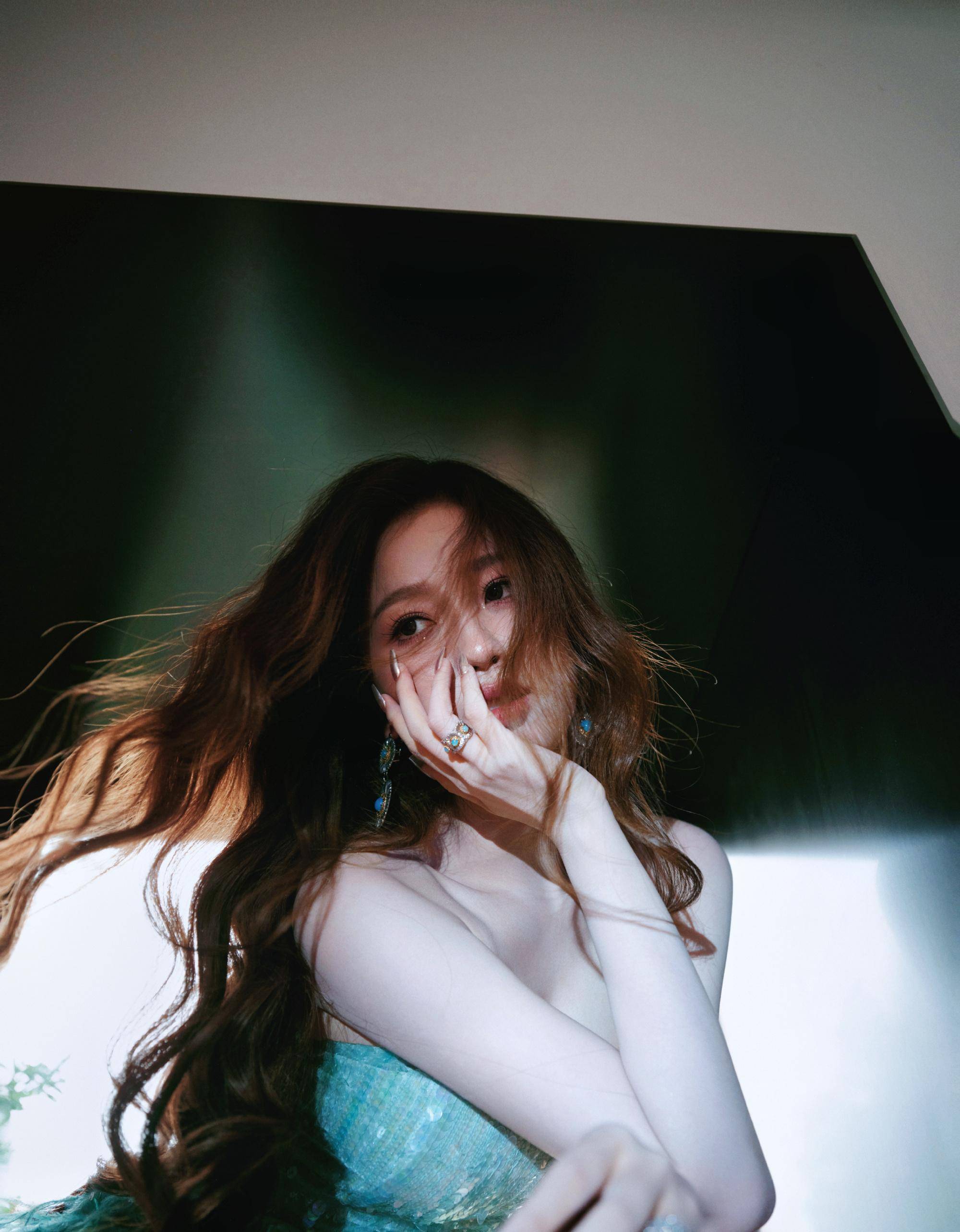 虞书欣穿亮片抹胸裙大秀身材,并公开发文否认与吴建豪恋情_事件_魅力