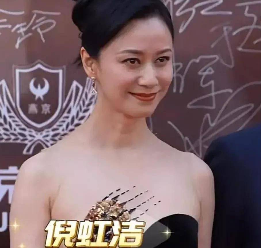 45岁倪虹洁"真空"走红毯,上半身像没穿衣服,影帝张译满脸不适_礼服