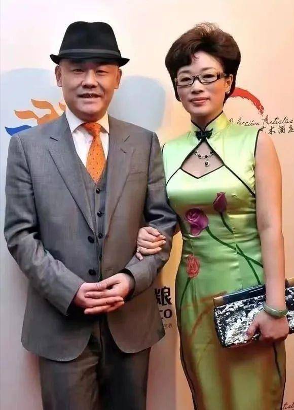 周立波的第三任妻子比他大6岁,也是比较知名的人物.